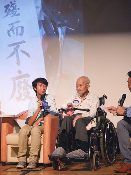 Mr. Chow from the project ‘Let me Shine’ encouraged teenagers to strive for their own dreams.